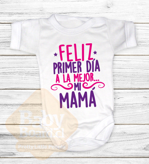Body Bebé Feliz primer día mamá - letras rosadas