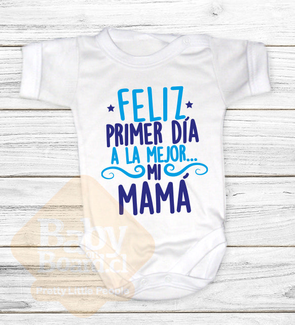 Body Bebé Feliz primer día mamá - letras celestes